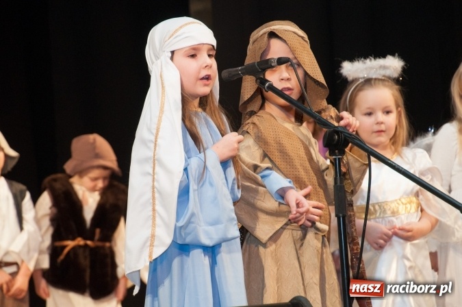 Zdjęcie w galerii na portalu naszraciborz.pl: Przedszkolaki ze Stokrotki z jasełkami na deskach Strzechy  wiadomości z regionu