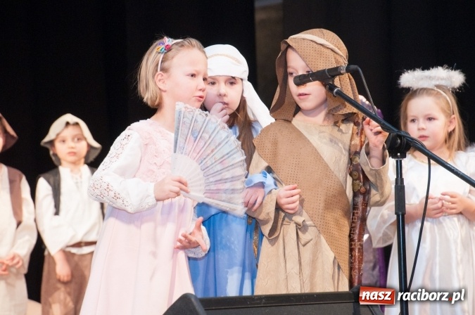 Zdjęcie w galerii na portalu naszraciborz.pl: Przedszkolaki ze Stokrotki z jasełkami na deskach Strzechy  wiadomości z regionu