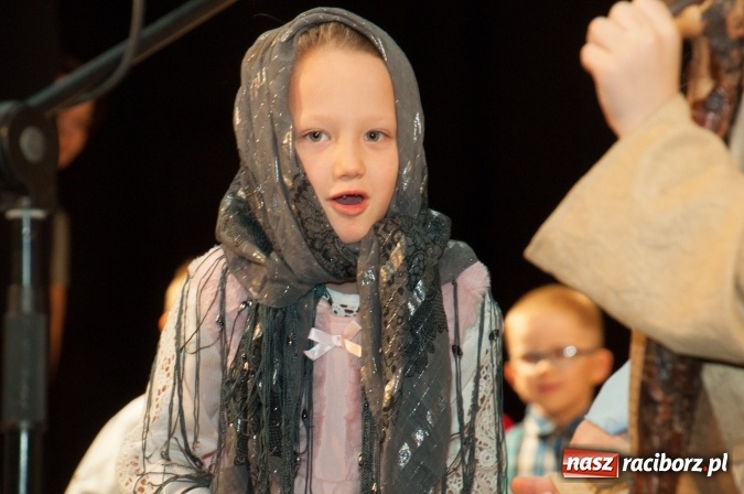 Zdjęcie w galerii na portalu naszraciborz.pl: Przedszkolaki ze Stokrotki z jasełkami na deskach Strzechy  wiadomości z regionu