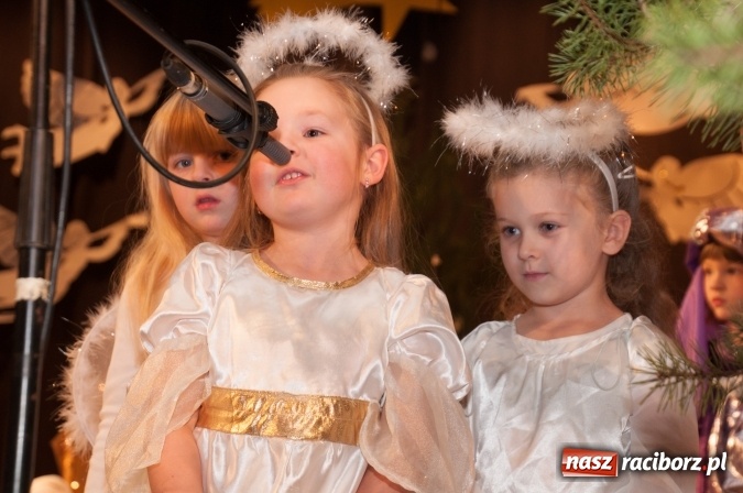 Zdjęcie w galerii na portalu naszraciborz.pl: Przedszkolaki ze Stokrotki z jasełkami na deskach Strzechy  wiadomości z regionu