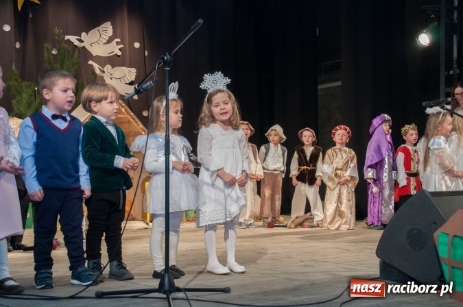 Zdjęcie w galerii na portalu naszraciborz.pl: Przedszkolaki ze Stokrotki z jasełkami na deskach Strzechy  wiadomości z regionu