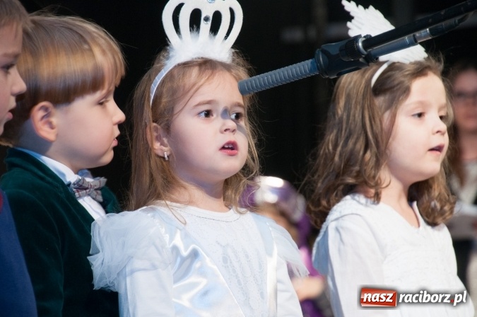 Zdjęcie w galerii na portalu naszraciborz.pl: Przedszkolaki ze Stokrotki z jasełkami na deskach Strzechy  wiadomości z regionu