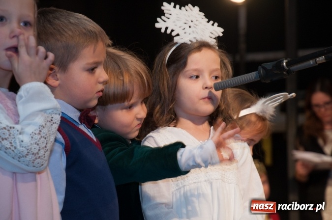 Zdjęcie w galerii na portalu naszraciborz.pl: Przedszkolaki ze Stokrotki z jasełkami na deskach Strzechy  wiadomości z regionu
