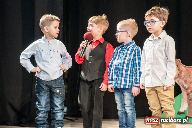 Zdjęcie w galerii na portalu naszraciborz.pl: Przedszkolaki ze Stokrotki z jasełkami na deskach Strzechy  wiadomości z regionu