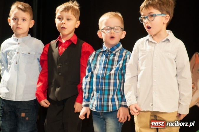 Zdjęcie w galerii na portalu naszraciborz.pl: Przedszkolaki ze Stokrotki z jasełkami na deskach Strzechy  wiadomości z regionu