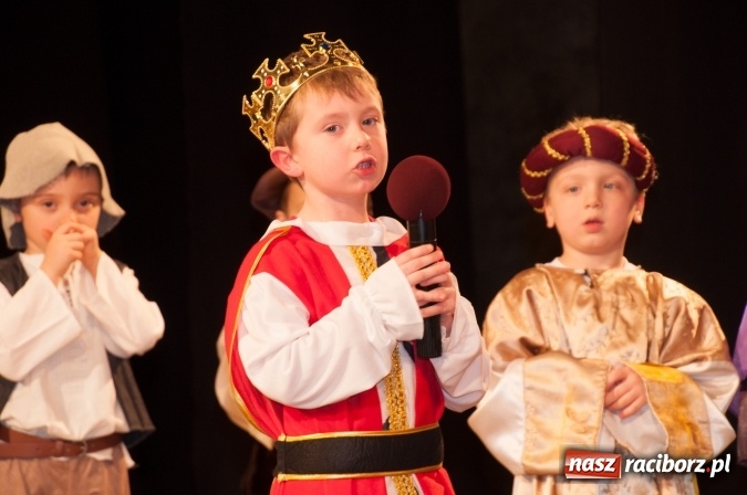 Zdjęcie w galerii na portalu naszraciborz.pl: Przedszkolaki ze Stokrotki z jasełkami na deskach Strzechy  wiadomości z regionu