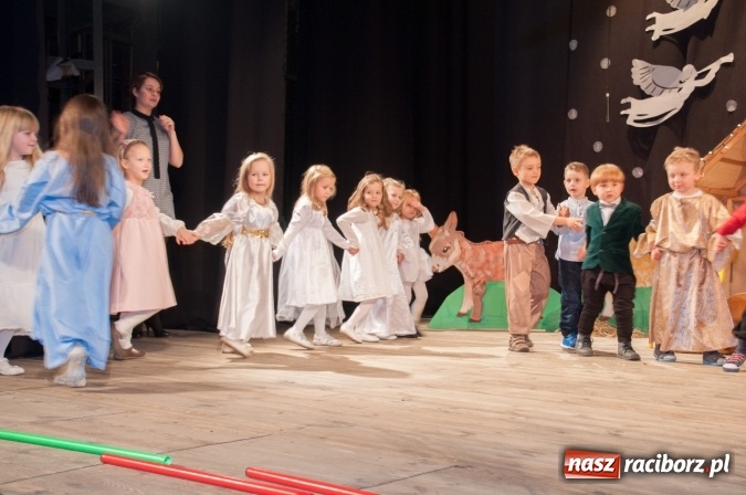 Zdjęcie w galerii na portalu naszraciborz.pl: Przedszkolaki ze Stokrotki z jasełkami na deskach Strzechy  wiadomości z regionu