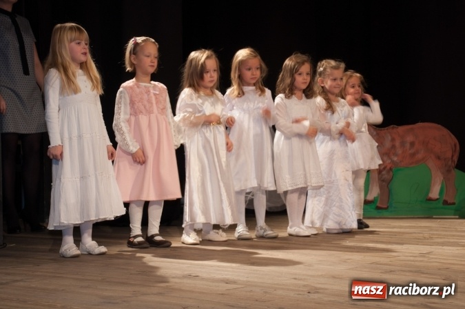 Zdjęcie w galerii na portalu naszraciborz.pl: Przedszkolaki ze Stokrotki z jasełkami na deskach Strzechy  wiadomości z regionu