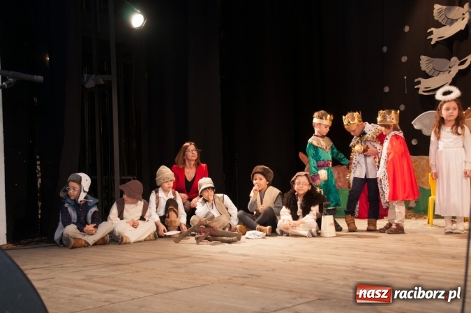 Zdjęcie w galerii na portalu naszraciborz.pl: Przedszkolaki ze Stokrotki z jasełkami na deskach Strzechy  wiadomości z regionu
