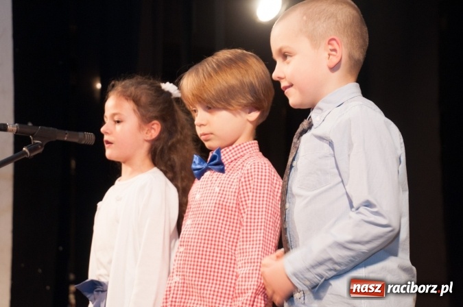 Zdjęcie w galerii na portalu naszraciborz.pl: Przedszkolaki ze Stokrotki z jasełkami na deskach Strzechy  wiadomości z regionu