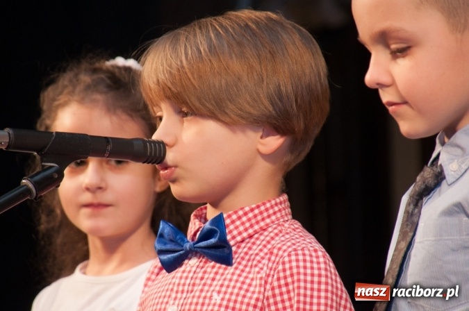 Zdjęcie w galerii na portalu naszraciborz.pl: Przedszkolaki ze Stokrotki z jasełkami na deskach Strzechy  wiadomości z regionu