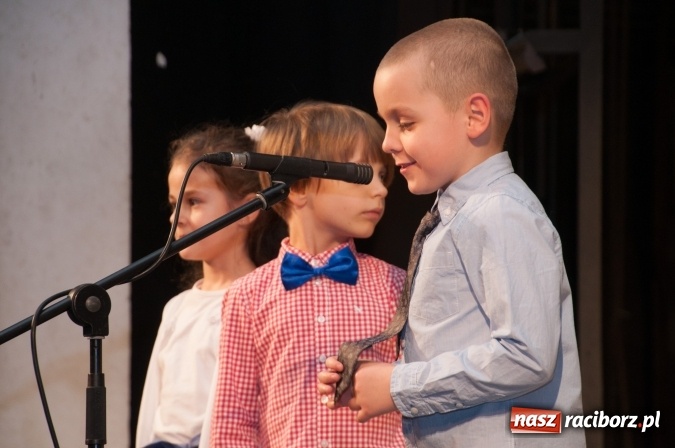 Zdjęcie w galerii na portalu naszraciborz.pl: Przedszkolaki ze Stokrotki z jasełkami na deskach Strzechy  wiadomości z regionu