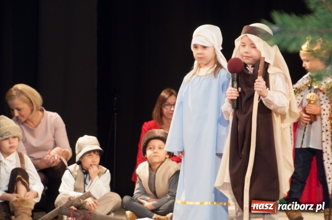 Zdjęcie w galerii na portalu naszraciborz.pl: Przedszkolaki ze Stokrotki z jasełkami na deskach Strzechy  wiadomości z regionu