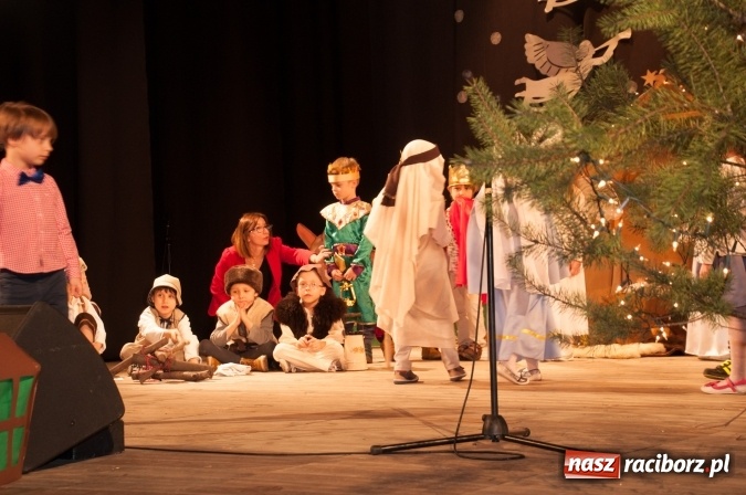 Zdjęcie w galerii na portalu naszraciborz.pl: Przedszkolaki ze Stokrotki z jasełkami na deskach Strzechy  wiadomości z regionu