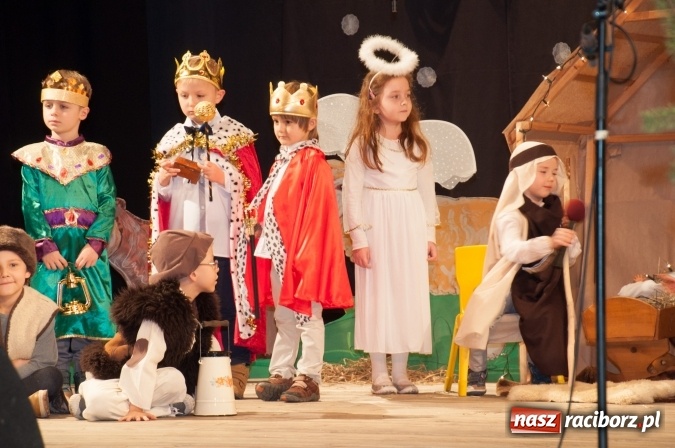 Zdjęcie w galerii na portalu naszraciborz.pl: Przedszkolaki ze Stokrotki z jasełkami na deskach Strzechy  wiadomości z regionu
