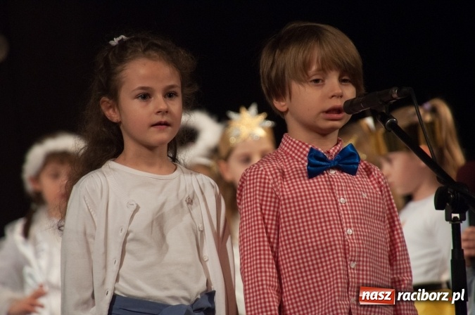 Zdjęcie w galerii na portalu naszraciborz.pl: Przedszkolaki ze Stokrotki z jasełkami na deskach Strzechy  wiadomości z regionu