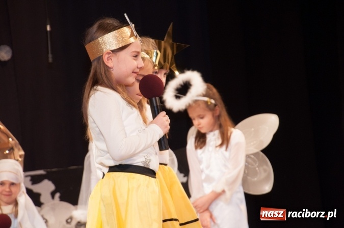 Zdjęcie w galerii na portalu naszraciborz.pl: Przedszkolaki ze Stokrotki z jasełkami na deskach Strzechy  wiadomości z regionu