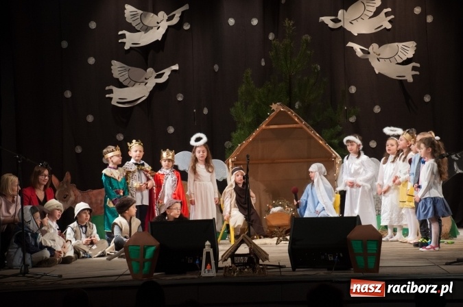 Zdjęcie w galerii na portalu naszraciborz.pl: Przedszkolaki ze Stokrotki z jasełkami na deskach Strzechy  wiadomości z regionu