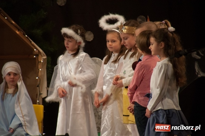 Zdjęcie w galerii na portalu naszraciborz.pl: Przedszkolaki ze Stokrotki z jasełkami na deskach Strzechy  wiadomości z regionu