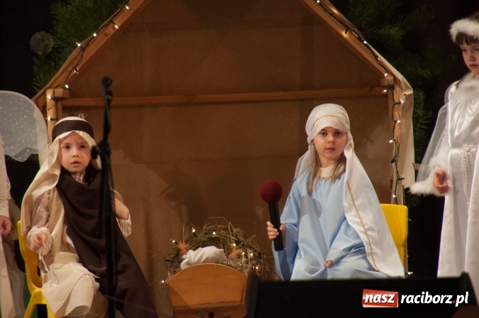 Zdjęcie w galerii na portalu naszraciborz.pl: Przedszkolaki ze Stokrotki z jasełkami na deskach Strzechy  wiadomości z regionu