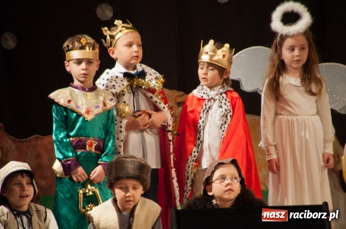 Zdjęcie w galerii na portalu naszraciborz.pl: Przedszkolaki ze Stokrotki z jasełkami na deskach Strzechy  wiadomości z regionu