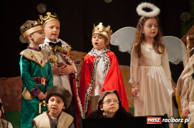 Zdjęcie w galerii na portalu naszraciborz.pl: Przedszkolaki ze Stokrotki z jasełkami na deskach Strzechy  wiadomości z regionu