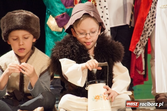 Zdjęcie w galerii na portalu naszraciborz.pl: Przedszkolaki ze Stokrotki z jasełkami na deskach Strzechy  wiadomości z regionu