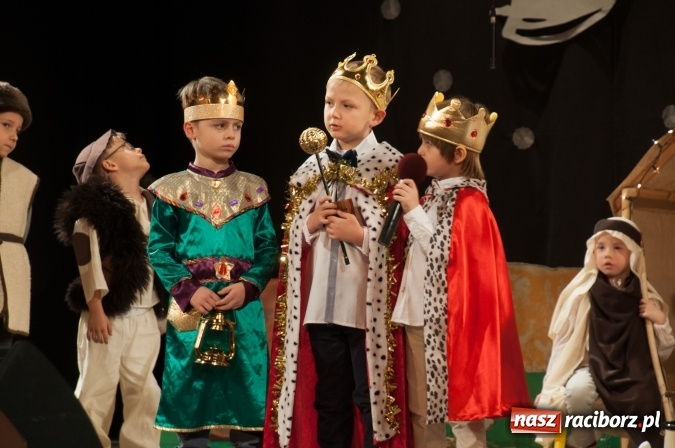 Zdjęcie w galerii na portalu naszraciborz.pl: Przedszkolaki ze Stokrotki z jasełkami na deskach Strzechy  wiadomości z regionu