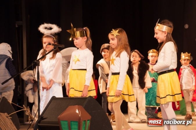 Zdjęcie w galerii na portalu naszraciborz.pl: Przedszkolaki ze Stokrotki z jasełkami na deskach Strzechy  wiadomości z regionu