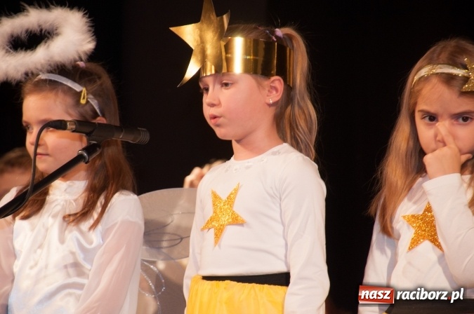 Zdjęcie w galerii na portalu naszraciborz.pl: Przedszkolaki ze Stokrotki z jasełkami na deskach Strzechy  wiadomości z regionu