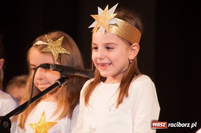 Zdjęcie w galerii na portalu naszraciborz.pl: Przedszkolaki ze Stokrotki z jasełkami na deskach Strzechy  wiadomości z regionu