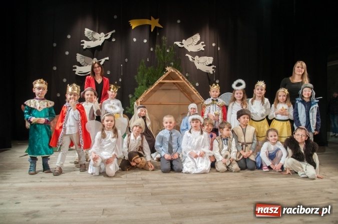Zdjęcie w galerii na portalu naszraciborz.pl: Przedszkolaki ze Stokrotki z jasełkami na deskach Strzechy  wiadomości z regionu