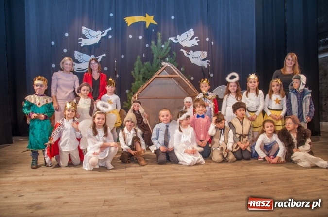 Zdjęcie w galerii na portalu naszraciborz.pl: Przedszkolaki ze Stokrotki z jasełkami na deskach Strzechy  wiadomości z regionu