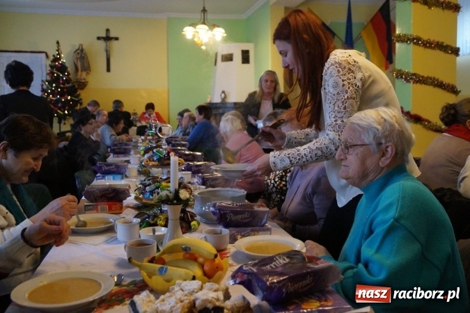 Zdjęcie w galerii na portalu naszraciborz.pl: Tu nikt nie czuje się samotny. GOPS w Nędzy zaprosił na wigilię wiadomości z regionu