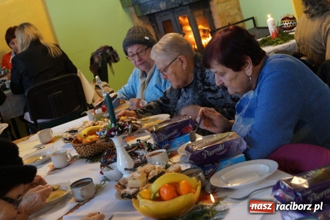 Zdjęcie w galerii na portalu naszraciborz.pl: Tu nikt nie czuje się samotny. GOPS w Nędzy zaprosił na wigilię wiadomości z regionu