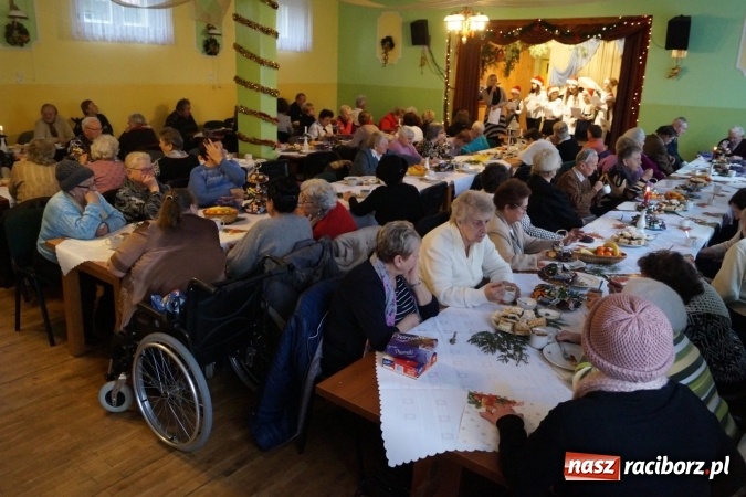 Zdjęcie w galerii na portalu naszraciborz.pl: Tu nikt nie czuje się samotny. GOPS w Nędzy zaprosił na wigilię wiadomości z regionu