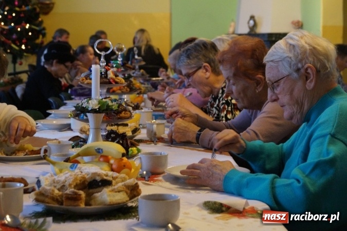 Zdjęcie w galerii na portalu naszraciborz.pl: Tu nikt nie czuje się samotny. GOPS w Nędzy zaprosił na wigilię wiadomości z regionu