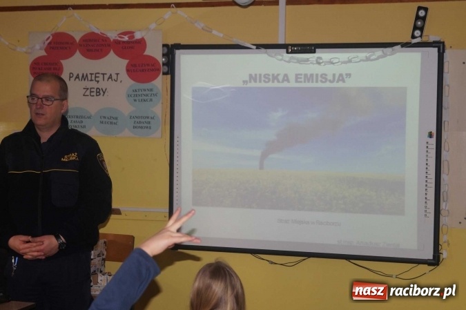 Zdjęcie w galerii na portalu naszraciborz.pl: Dziękuję - nie truję! Niska emisja tematem spotkania uczni&oacute;w ZSP 1 ze strażnikiem miejskim wiadomości z regionu