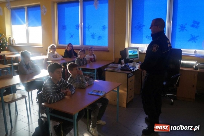 Zdjęcie w galerii na portalu naszraciborz.pl: Dziękuję - nie truję! Niska emisja tematem spotkania uczni&oacute;w ZSP 1 ze strażnikiem miejskim wiadomości z regionu