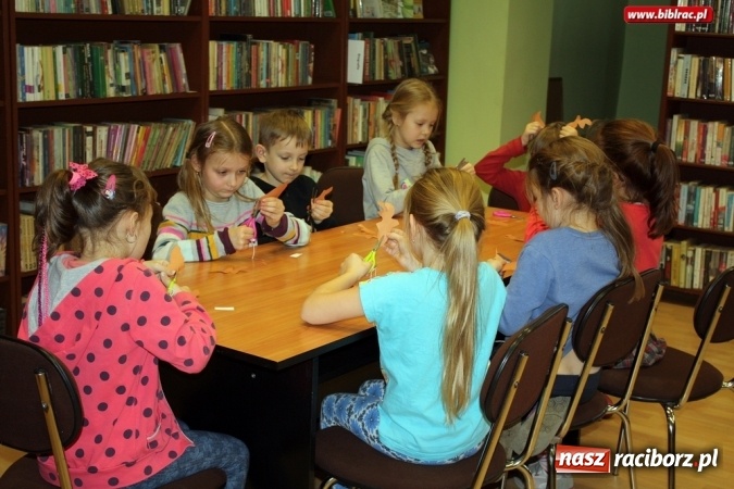 Zdjęcie w galerii na portalu naszraciborz.pl: Świąteczne warsztaty w bibliotece  wiadomości z regionu