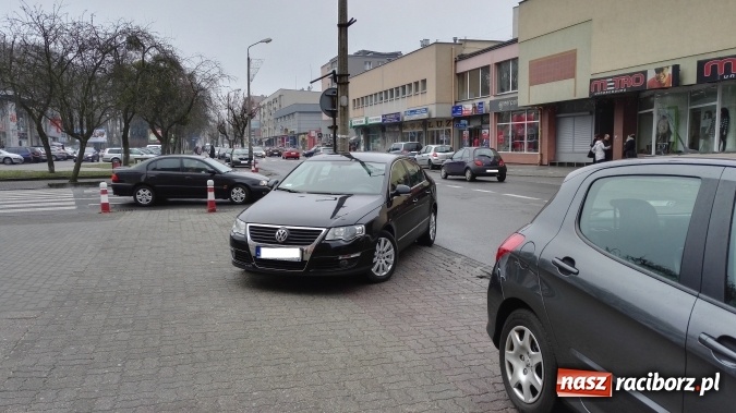 Zdjęcie w galerii na portalu naszraciborz.pl: Kolejny mistrz parkowania, tym razem na Opawskiej wiadomości z regionu