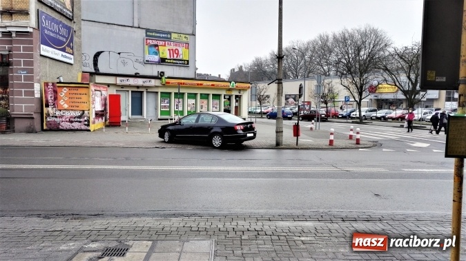 Zdjęcie w galerii na portalu naszraciborz.pl: Kolejny mistrz parkowania, tym razem na Opawskiej wiadomości z regionu