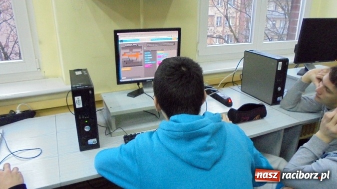 Zdjęcie w galerii na portalu naszraciborz.pl: Godzina Kodowania w Gimnazjum nr 5  wiadomości z regionu