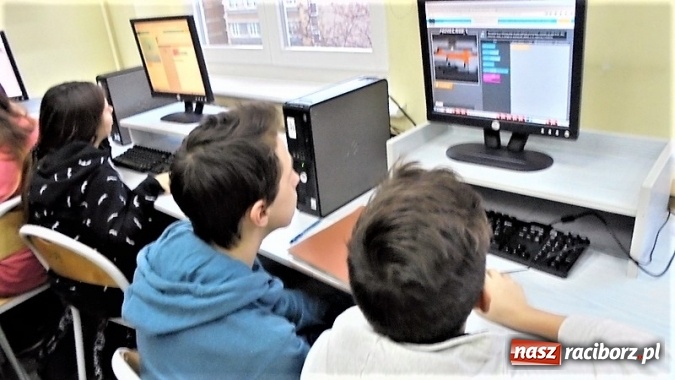 Zdjęcie w galerii na portalu naszraciborz.pl: Godzina Kodowania w Gimnazjum nr 5  wiadomości z regionu