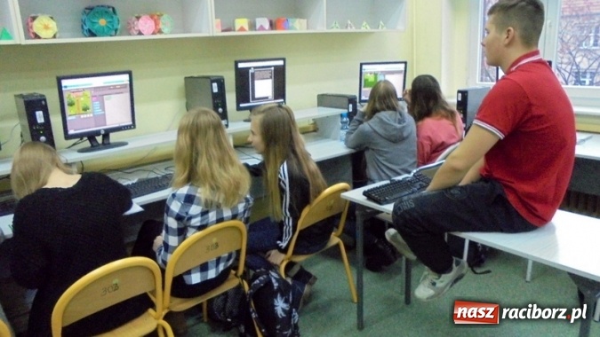Zdjęcie w galerii na portalu naszraciborz.pl: Godzina Kodowania w Gimnazjum nr 5  wiadomości z regionu