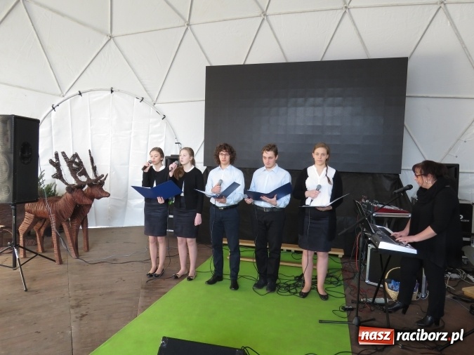 Zdjęcie w galerii na portalu naszraciborz.pl: Towarzystwo Społeczno-Kulturalne Niemców Województwa Śląskiego na raciborskim jarmarku wiadomości z regionu