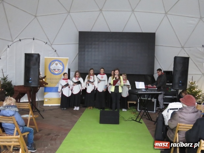 Zdjęcie w galerii na portalu naszraciborz.pl: Towarzystwo Społeczno-Kulturalne Niemców Województwa Śląskiego na raciborskim jarmarku wiadomości z regionu