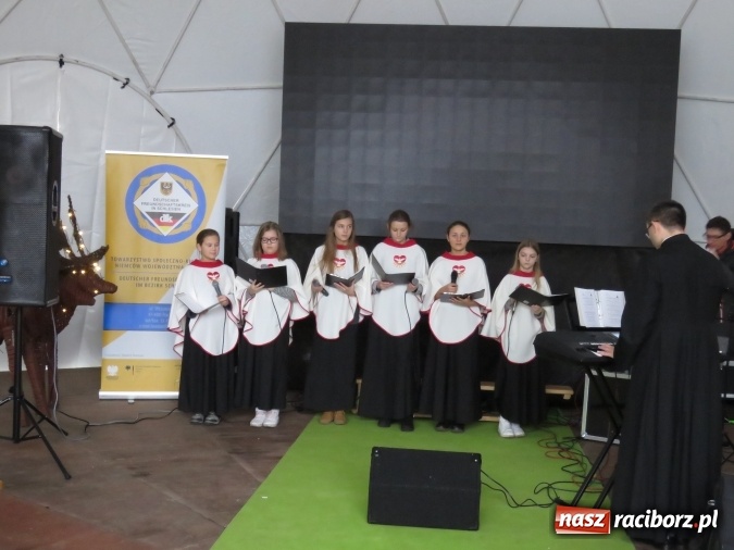 Zdjęcie w galerii na portalu naszraciborz.pl: Towarzystwo Społeczno-Kulturalne Niemców Województwa Śląskiego na raciborskim jarmarku wiadomości z regionu
