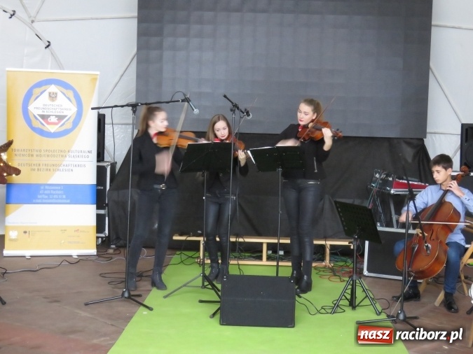 Zdjęcie w galerii na portalu naszraciborz.pl: Towarzystwo Społeczno-Kulturalne Niemców Województwa Śląskiego na raciborskim jarmarku wiadomości z regionu