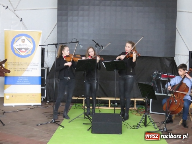 Zdjęcie w galerii na portalu naszraciborz.pl: Towarzystwo Społeczno-Kulturalne Niemców Województwa Śląskiego na raciborskim jarmarku wiadomości z regionu